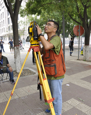 呂建國在使用全站儀進(jìn)行測量 呂建國在使用全站儀進(jìn)行測量