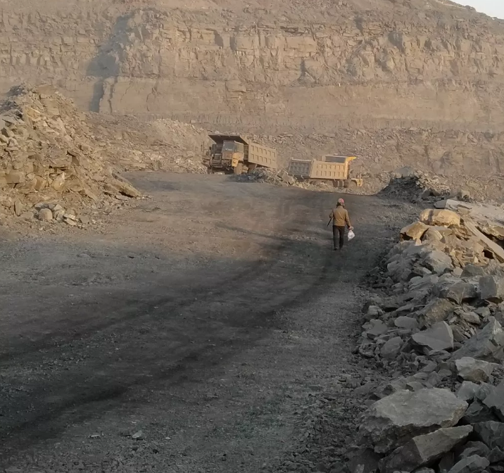 礦區(qū)現(xiàn)場(chǎng) 礦區(qū)現(xiàn)場(chǎng)